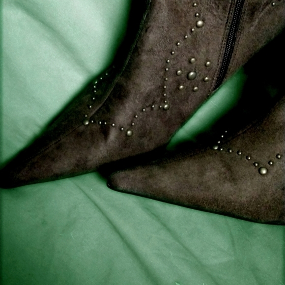faux suede boots perfect for costume - Picture 3 of 4